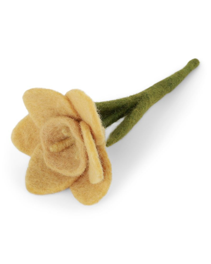 Kleine Filzblume „Narzisse“ von Gry & Sif in Gelb mit kompakter Blütenform und grünem Stiel vor weißem Hintergrund.