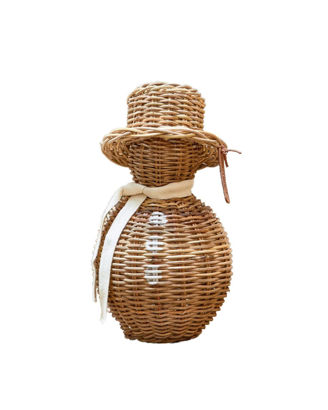 Kleiner Rustic Rattan Schneemann von Rivièra Maison vor weißem Hintergrund. Der Schneemann trägt einen geflochtenen Zylinder und einen hellen Schal.