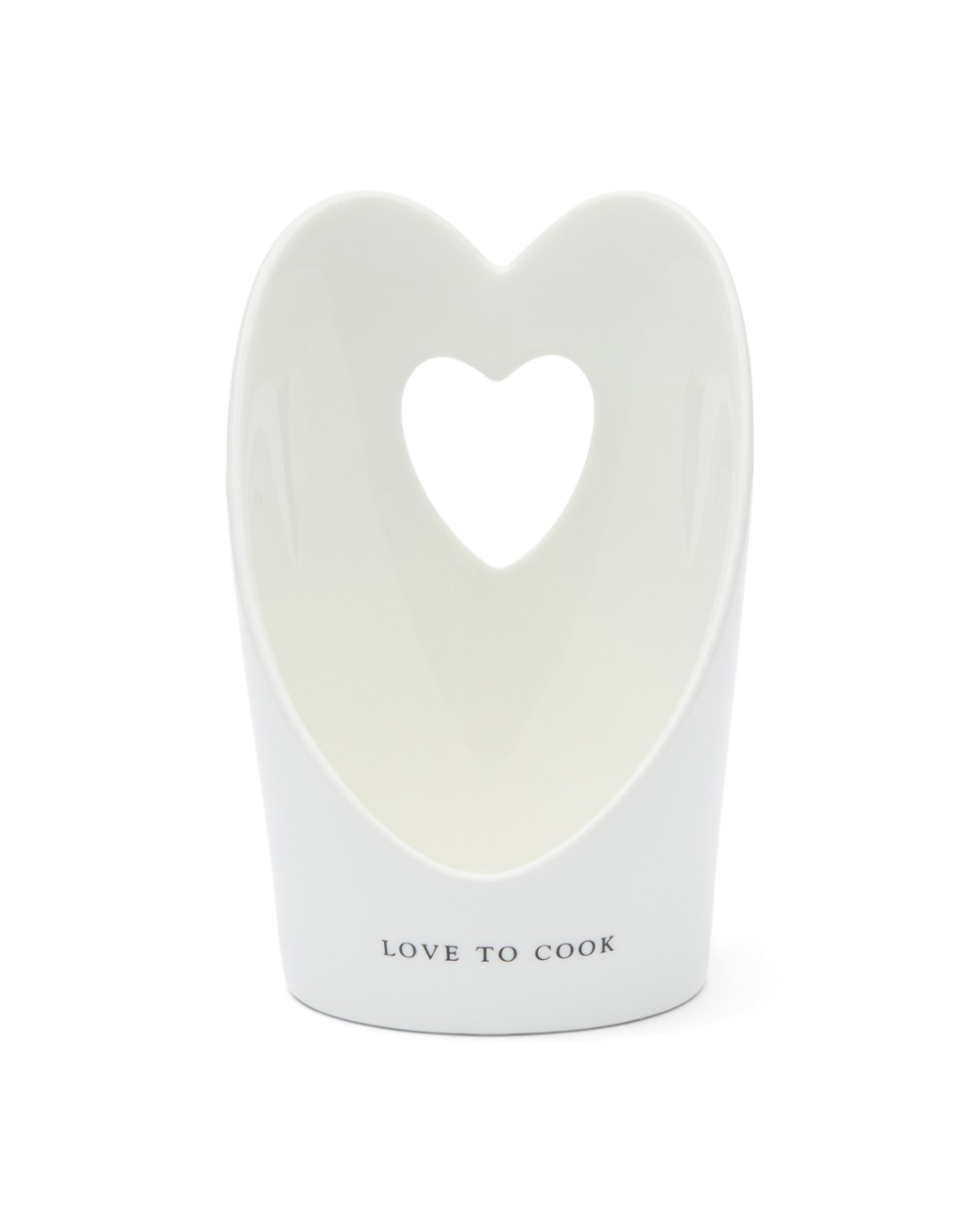 Weißer Kochlöffelhalter „With Love Spoon Holder“ von Rivièra Maison mit Herzöffnung und Schriftzug „Love to Cook“, freigestellt vor weißem Hintergrund.