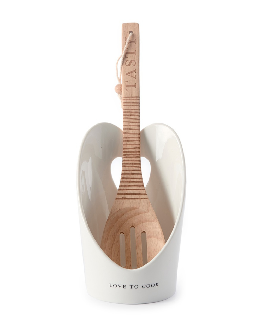 Kochlöffelhalter „With Love Spoon Holder“ von Rivièra Maison mit Holzkochlöffel, Herzöffnung sichtbar, freigestellte Darstellung.