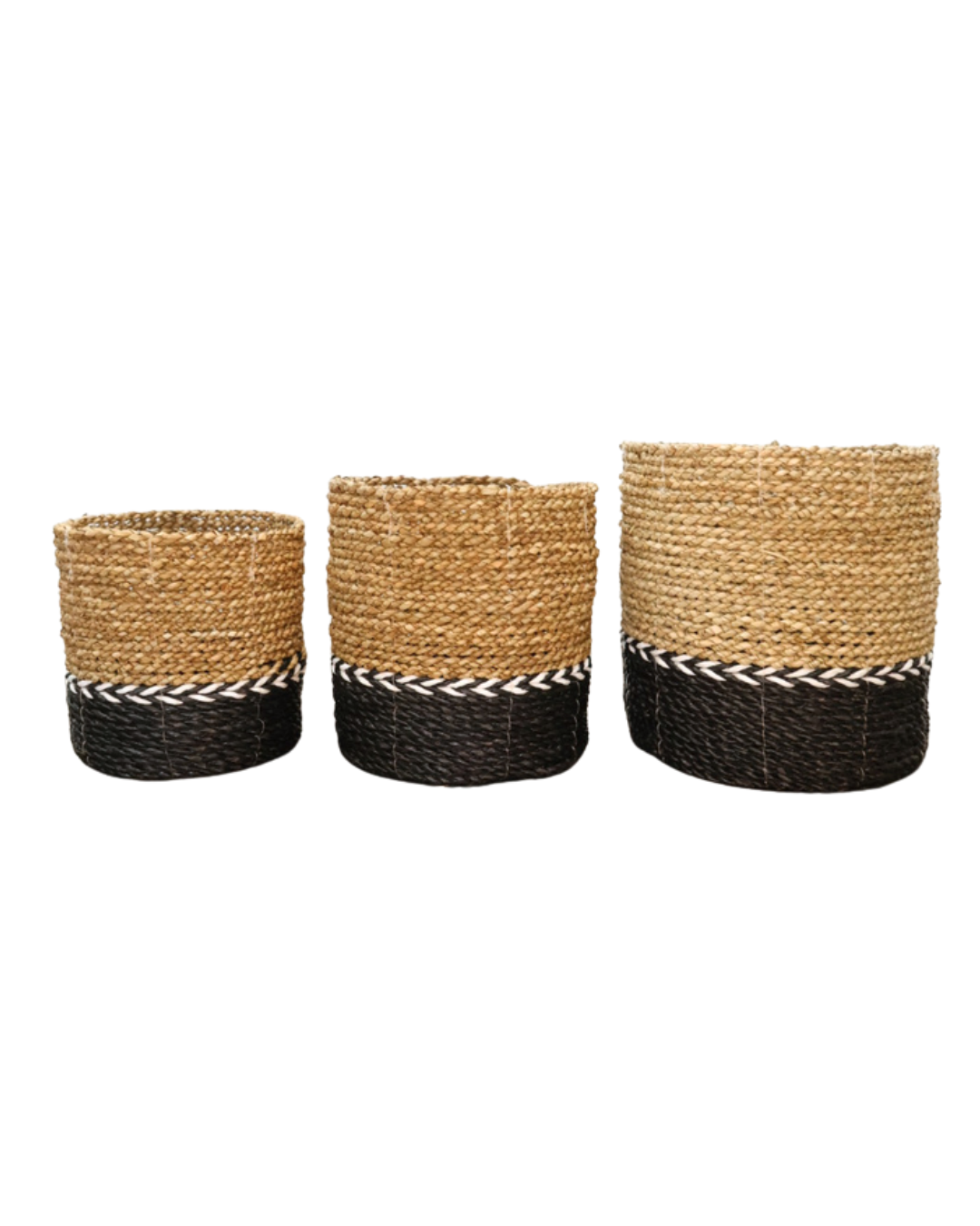 Drei Körbe Schwarz/Weiß von Eigen en Anders in unterschiedlichen Größen, geflochten aus Naturmaterialien mit markanten schwarzen und weißen Streifen, angeordnet auf hellem Hintergrund.