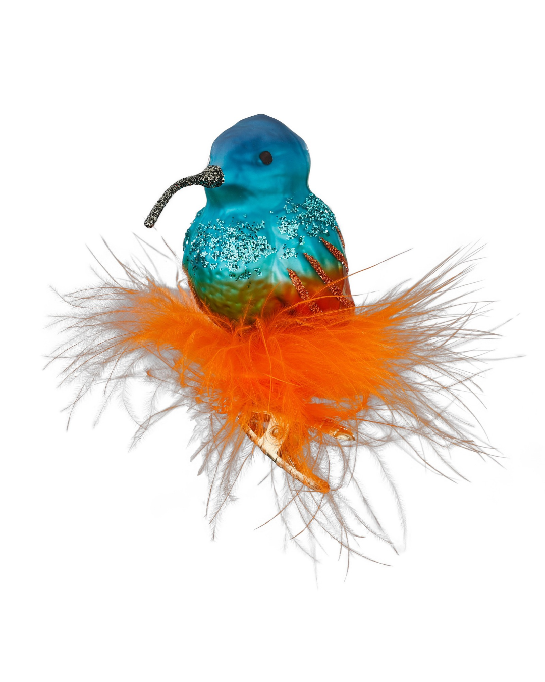 Exotisches Kolibri Ornament zum Klemmen von Inge Glas vor weißem Hintergrund. Der aus Glas gefertigte Kolibri sitzt auf echten orangefarbenen Federn. Der Vogel selbst hat orange schimmernde Flügel mit orangefarbenen Glitzer Highlights und blaue Brust- und Kopffedern mit blauen Glitzer Highlights.