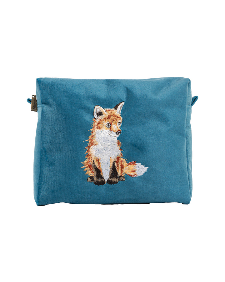 Große Kosmetiktasche mit Fuchs-Stickerei von Wrendale Designs in Petrolfarbe vor weißem Hintergrund.