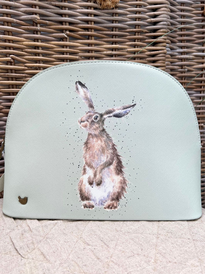 Kosmetiktasche in der Größe L mit einem aufmerksamen Hasen drauf von Wrendale Designs.