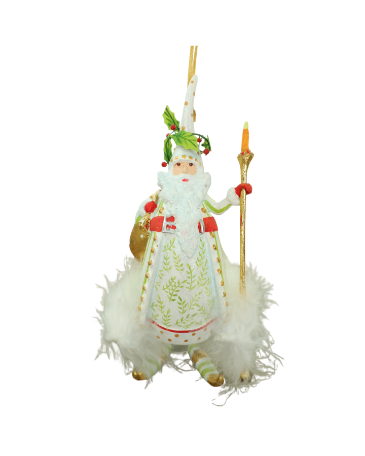 Krinkle Candlelight "Santa" von Patience Brewster vor weißen Hintergrund. Santa trägt einen goldenen Stab und ist größtenteils weiß gekleidet.