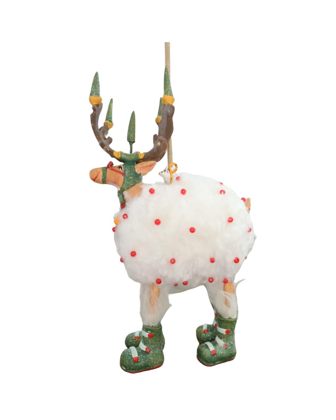 "Dash Away Blitzen Rentier" Krinkle von Patience Brewster vor weißen Hintergrund. Zu sehen ist ein Rentier mit rot bepunkteten Schafsfell vor weißen Hintergrund. Daas Rentier hat viele grüne und rote Details.