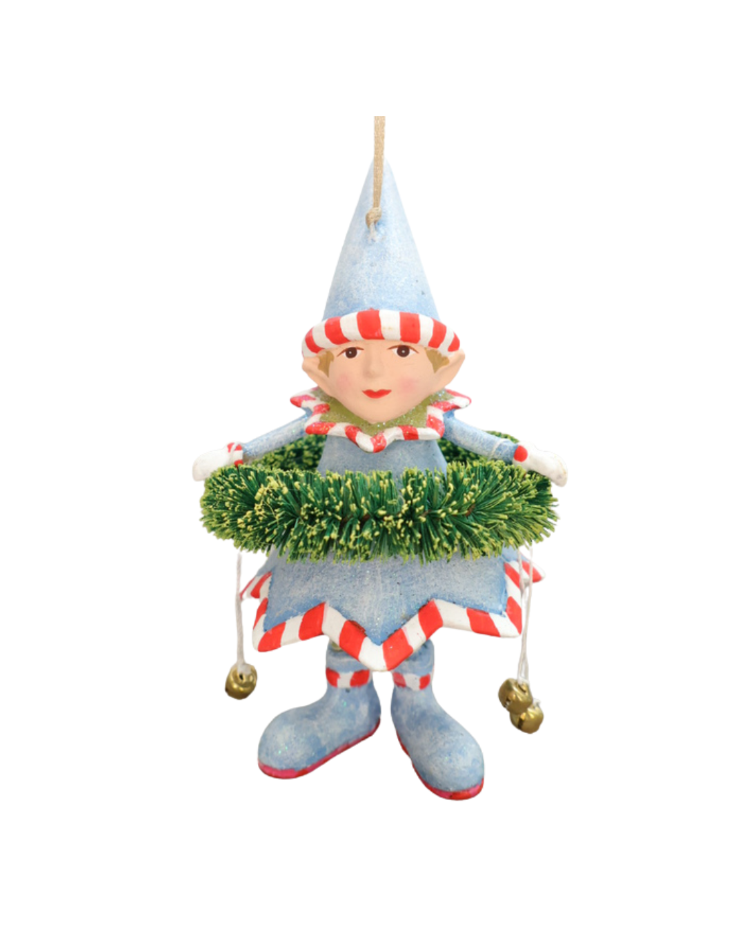 "Dashers Elf" Krinkles von Patience Brewster vor weißen Hintergrund. Zu sehen ist ein Elf mit hellblauen Kleid, Hut, Schuhen und grünen Pflanzen Details. Der Elf hält 2 Glocken in den Händen.