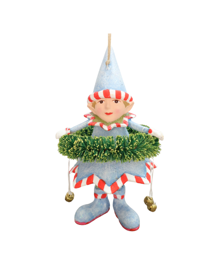 "Dashers Elf" Krinkles von Patience Brewster vor weißen Hintergrund. Zu sehen ist ein Elf mit hellblauen Kleid, Hut, Schuhen und grünen Pflanzen Details. Der Elf hält 2 Glocken in den Händen.