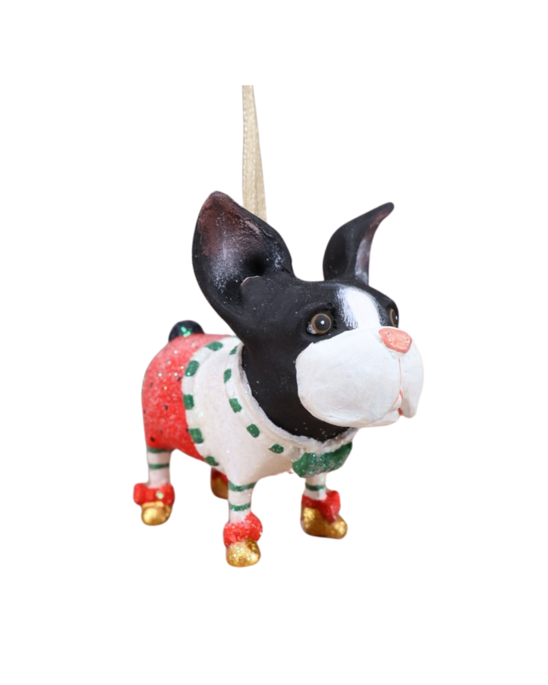 „Boston Terrier Weihnachtsanhänger von Patience Brewster – seitliche Ansicht mit festlichem Outfit“