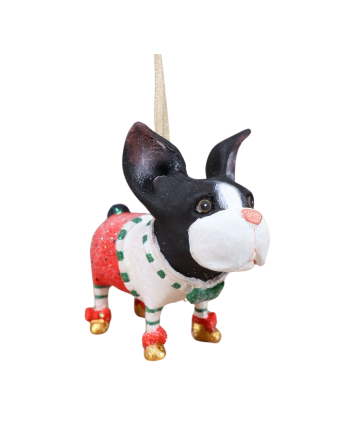 „Boston Terrier Weihnachtsanhänger von Patience Brewster – seitliche Ansicht mit festlichem Outfit“