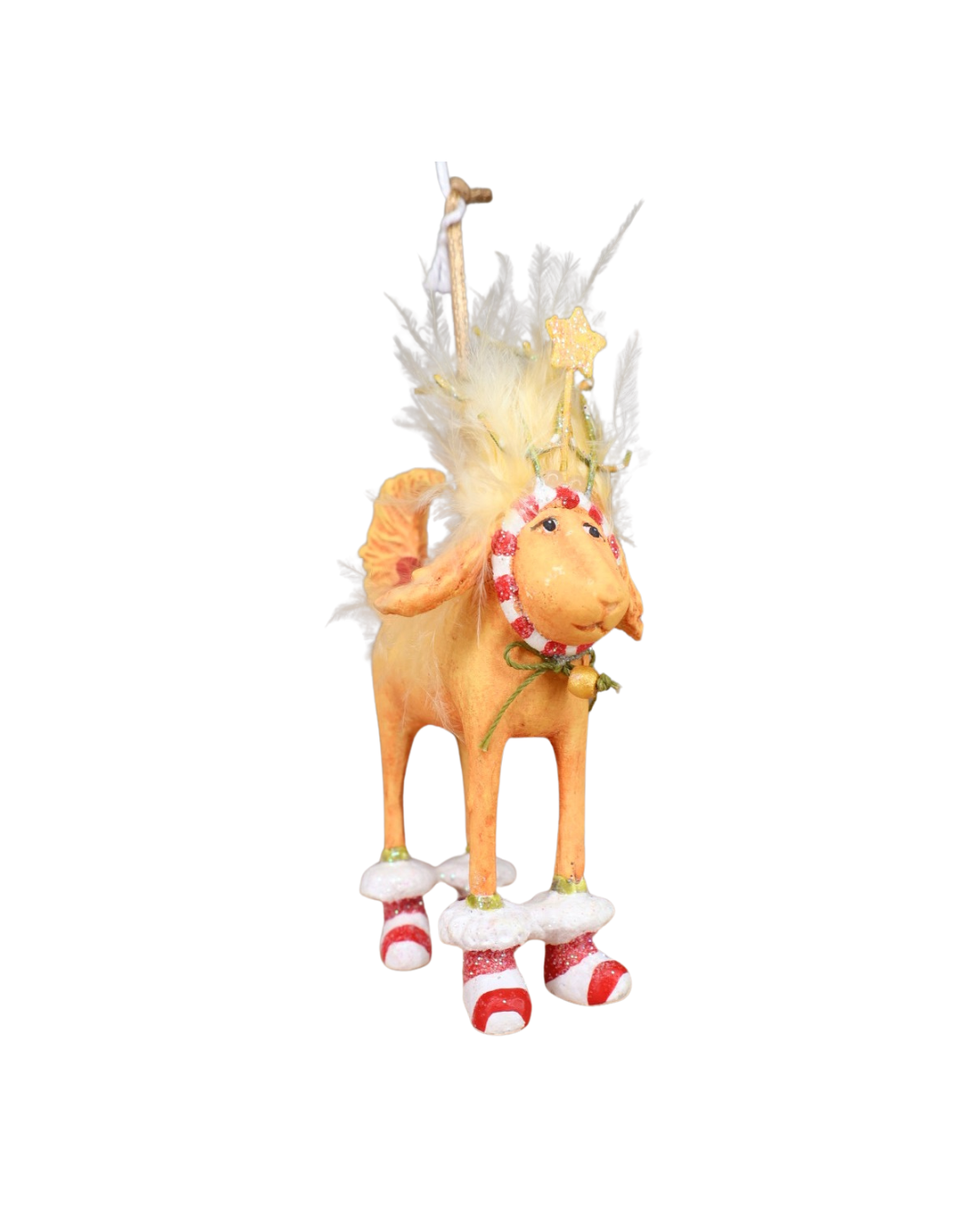 Mini Douglas Dog Deer Figur von Patience Brewster – orangefarbener Hund im Rentierstil mit Söckchen, Federn und Stern.