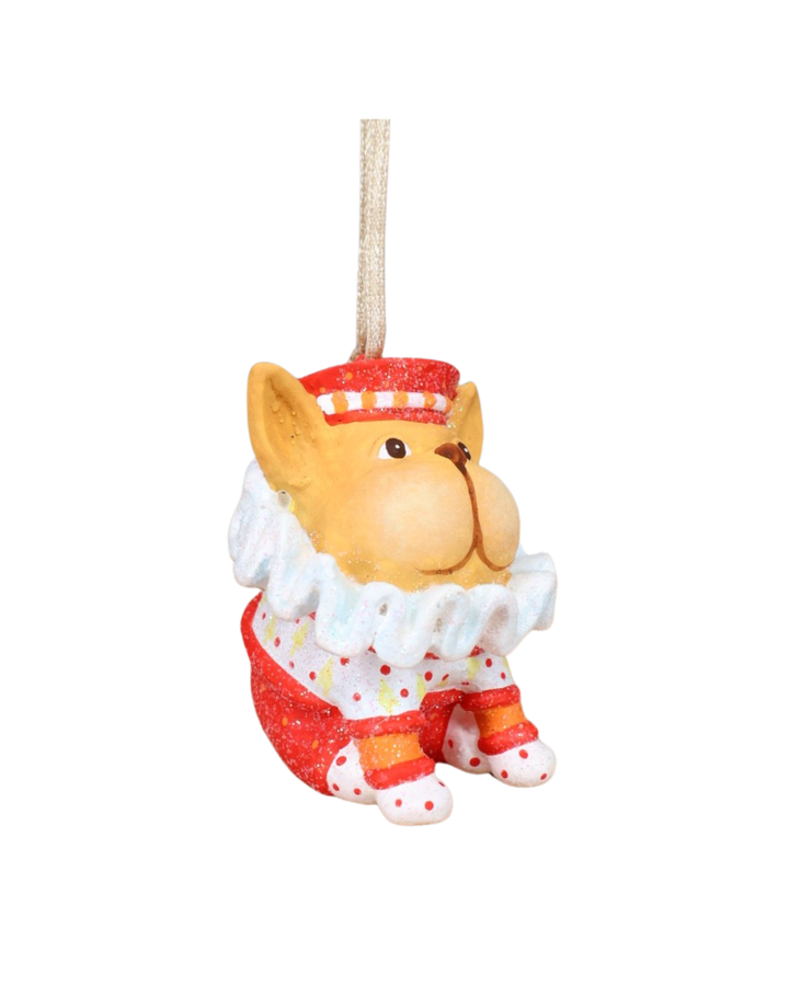 Seitliche Ansicht des Mini French Bulldog Krinkles von Patience Brewster mit rotem Kostüm und weißem Rüschenkragen.