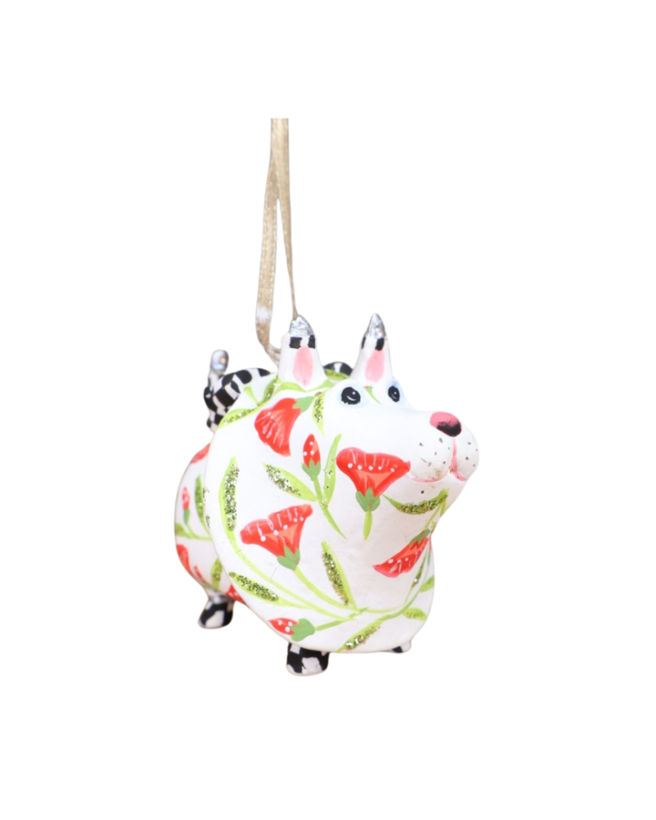 Patience Brewster Mini Gracie Westie Terrier als Weihnachtsanhänger in weiß mit rotem Blumenmuster – Seitenansicht.