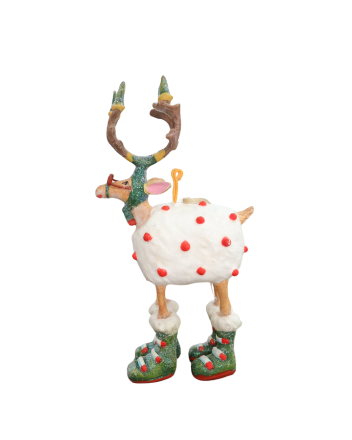 Mini "Dash Away Blitzen Rentier" Krinkle von Patience Brewster vor weißen Hintergrund. Zu sehen ist ein Rentier mit rot bepunkteten Schafsfell vor weißen Hintergrund. Daas Rentier hat viele grüne und rote Details.