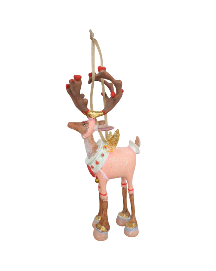 "Dash Away Cupid Rentier" Krinkle von Patience Brewster vor weißen Hintergrund. Zu sehen ist ein farbenfrohes Rentier Krinkle mit vielen pinken und roten Detais.
