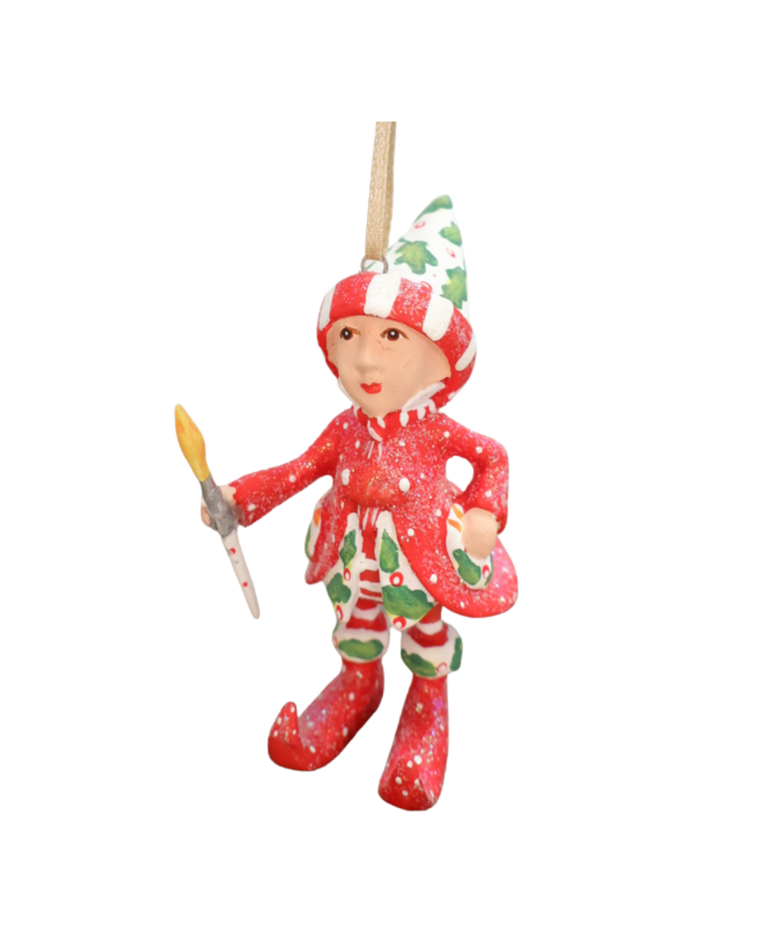 Mini "Vixens Elf" Krinkle vor weißen Hintergrund. Zu sehen ist ein größtenteils rot bekleideter Elf mit weißen Pünktchen, pflanzlichen Details und einem kleinen Pinsel in der Hand. 