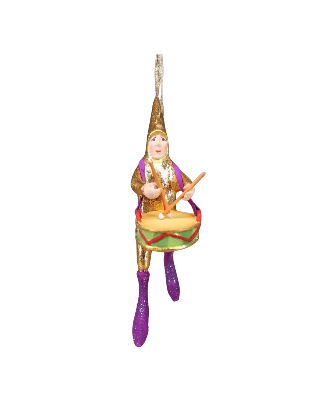 „Mini Drummer Drumming Krinkle von Patience Brewster – goldgekleidete Figur mit spitzem Hut, lila glitzernden Stiefeln und Trommel, frontal dargestellt.“