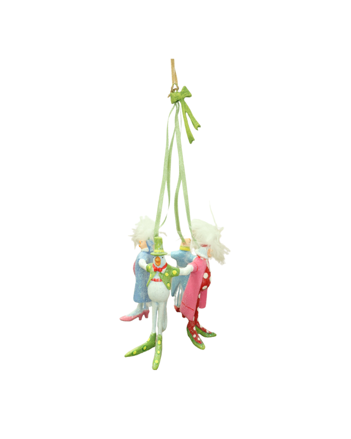  Weihnachts Ornaments "12 Days 4 Calling Birds" von Patience Brewster vor weißen Hintergrund.Das Ornament besteht aus 4 kleinen unten Männchen mit ganz unterschiedlicher Kleidung.