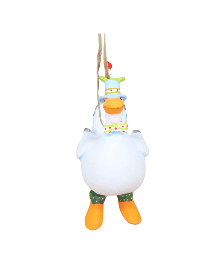 Mini-Ente aus dem Noah’s Ark Duck Set von Patience Brewster mit Hut, Fliege und grünen Hosen.