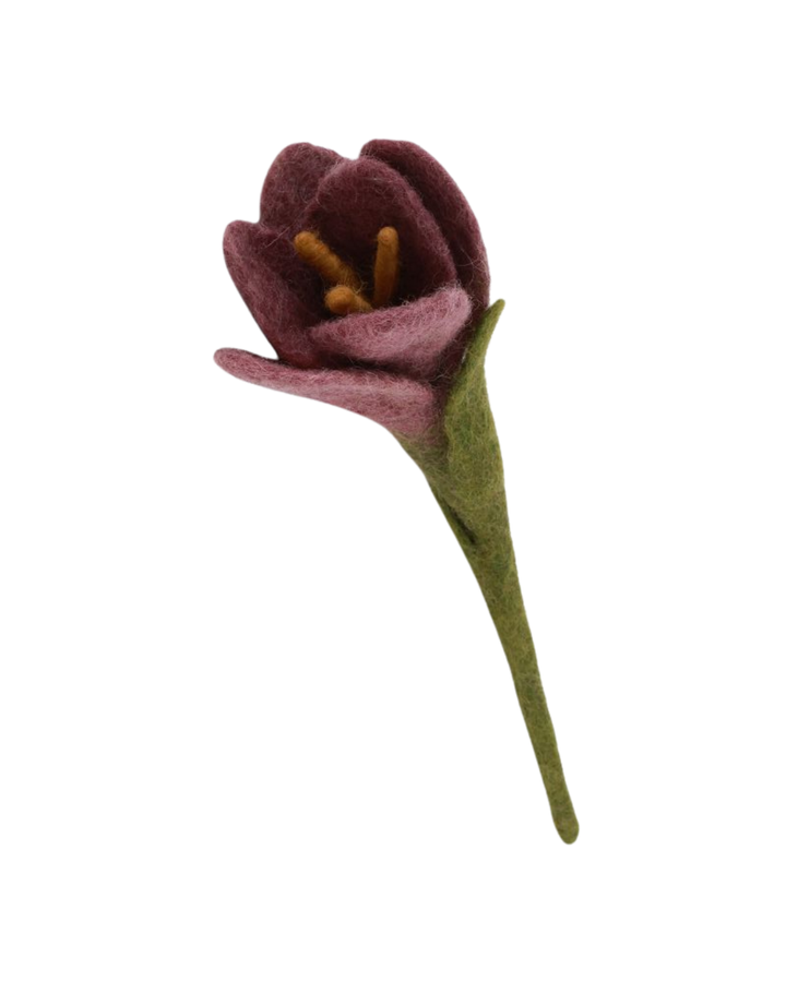 Hell-lila Filzblume „Krokus“ von Gry & Sif mit zarter Blütenform und grünem Stiel vor weißem Hintergrund.