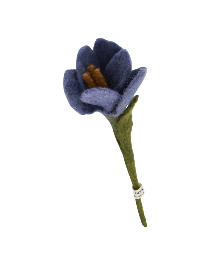 Lila Filzblume „Krokus“ von Gry & Sif mit geöffneten Blütenblättern vor weißem Hintergrund.