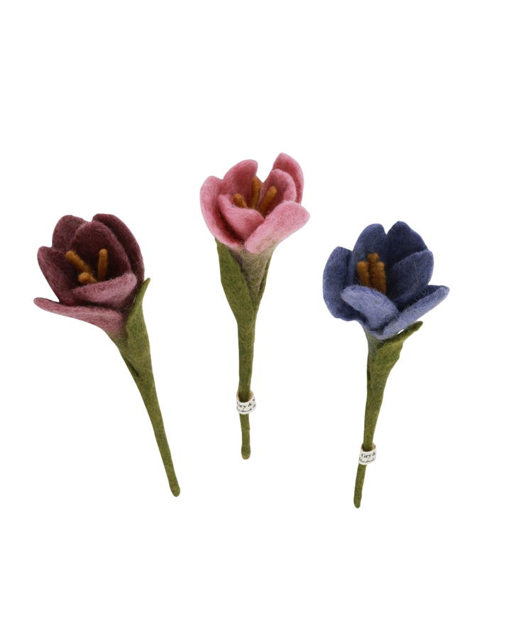 Drei Filzblumen „Krokus“ von Gry & Sif in Pink, Lila und Hell-Lila nebeneinander vor weißem Hintergrund.