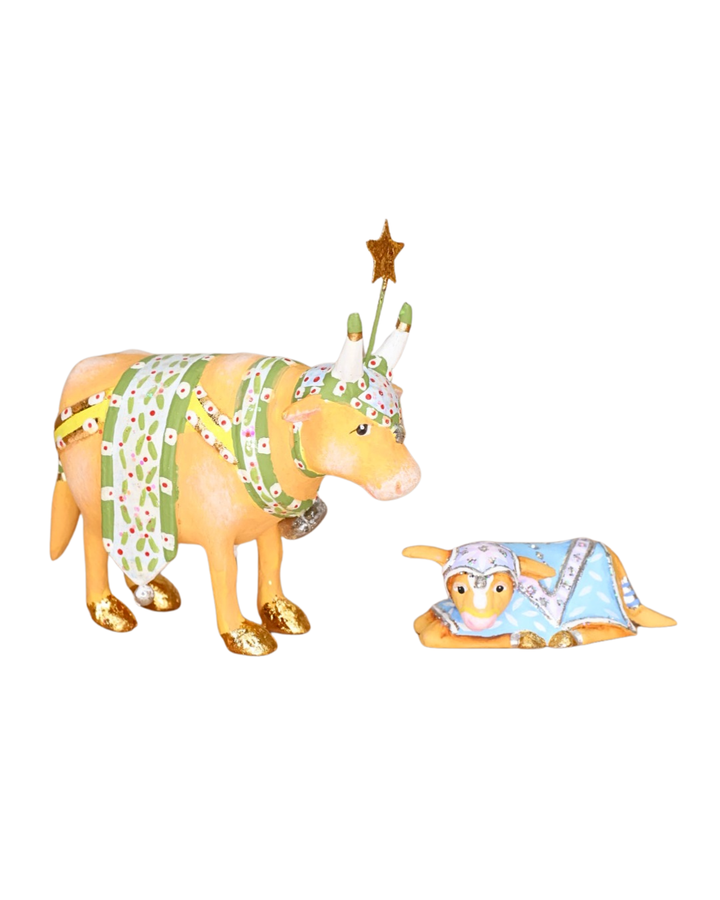 Kühe und Kälbchen als Zusatzfiguren zur Patience Brewster Krippe vor weißem Hintegrund.