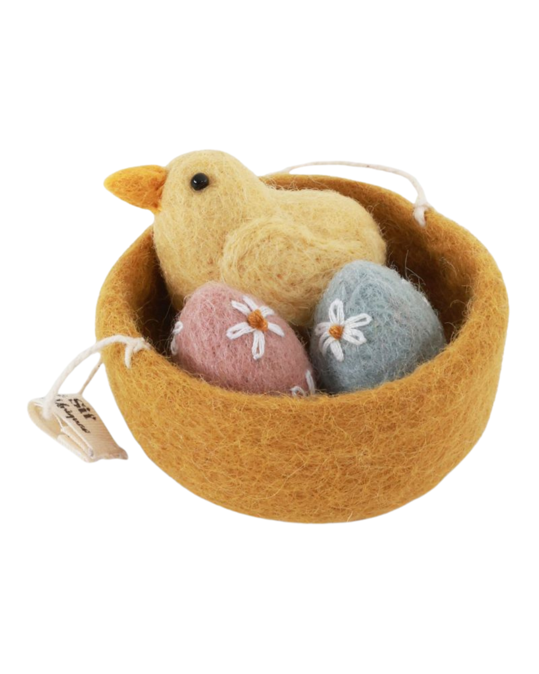 Küken aus Filz in einem gelben Nest mit drei pastellfarbenen Filzeiern, freigestellt vor weißem Hintergrund.