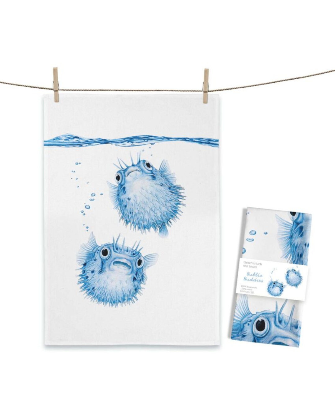 Kugelfisch Geschirrtuch Bubble Buddies von Maluu mit zwei blau illustrierten Kugelfischen unter Wasserlinie auf weißem Küchentuch aufgehängt an Leine
