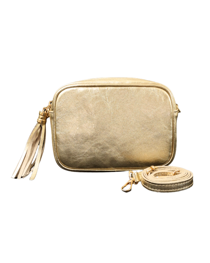 Frontansicht der Leder Handtasche "Isolde" in Gold von Südstrand vor weißen Hintergrund. Die Tasche ist rechteckig und die glänzende goldene Farbe ist gut erkennbar.