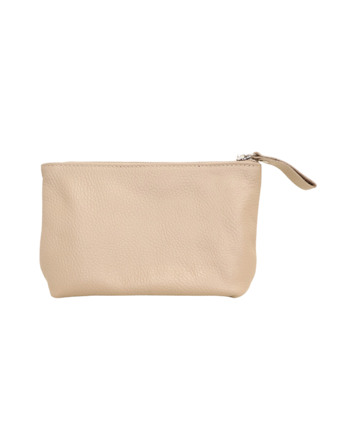 Leder Kosmetiktasche "Ella" in cappuccino von Südstrand vor weißen Hintergrund. Die Tasche ist wie ein Rechteck geformt.