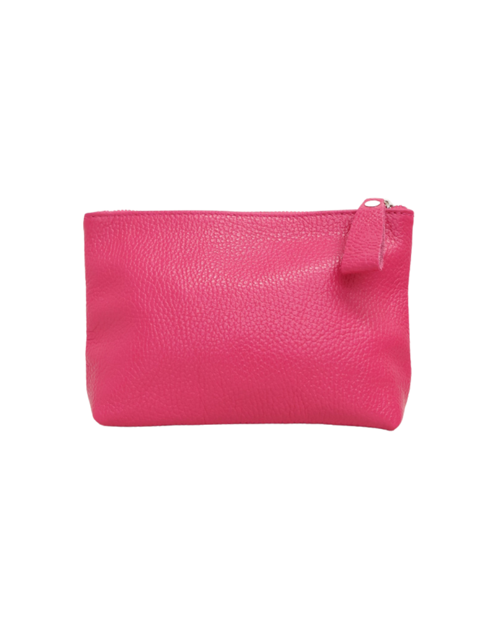 Leder Kosmetiktasche "Ella" in dunkel pink von Südstrand vor weißen Hintergrund. Die Tasche ist wie ein Rechteck geformt.