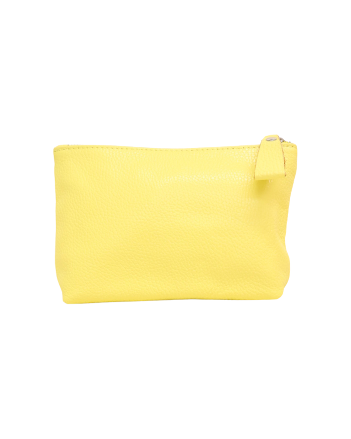 Leder Kosmetiktasche "Ella" in gelb von Südstrand vor weißen Hintergrund. Die Tasche ist wie ein Rechteck geformt.