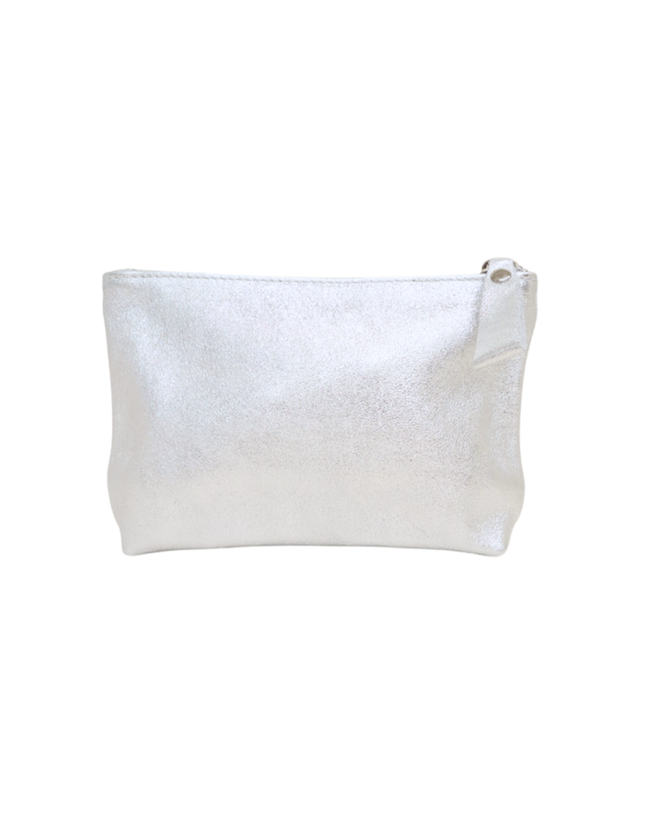 Leder Kosmetik Tasche "Ella" in Silber von Südstrand vor weißen Hintergrund. Die Tasche ist glänzend Silber. Die farblichen Details sind gut erkennbar.