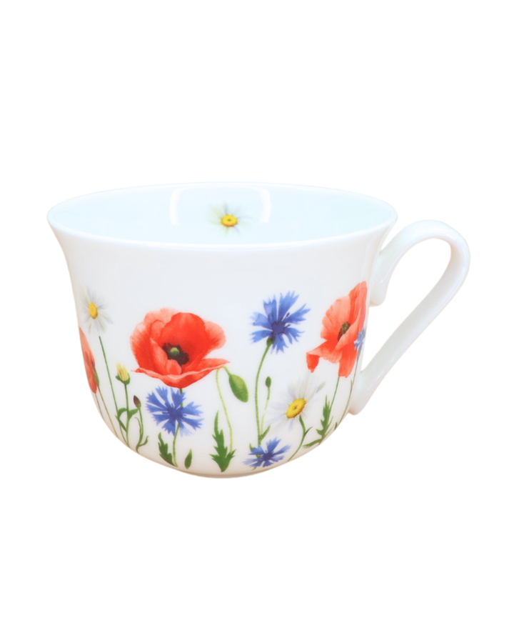 Weiße Keramik-Tasse mit Blumenmotiv (Mohnblumen, Kornblumen, Gänseblümchen) der Marke Grätz Verlag, isoliert auf weißem Hintergrund.