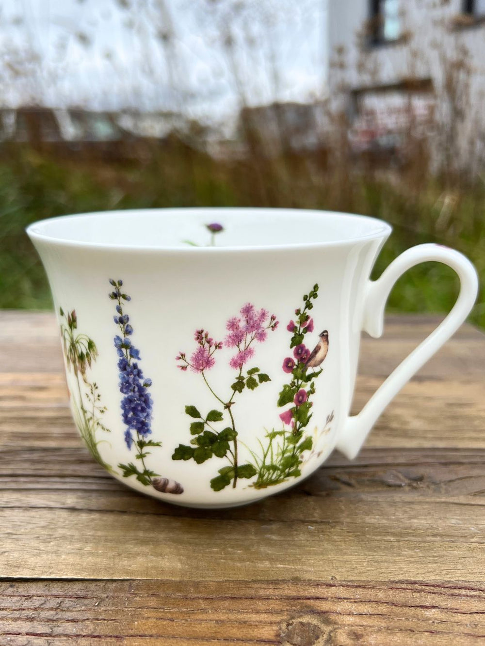 Lieblingstasse mit floralem Stockrosen Motiv vom Grätz Verlag.