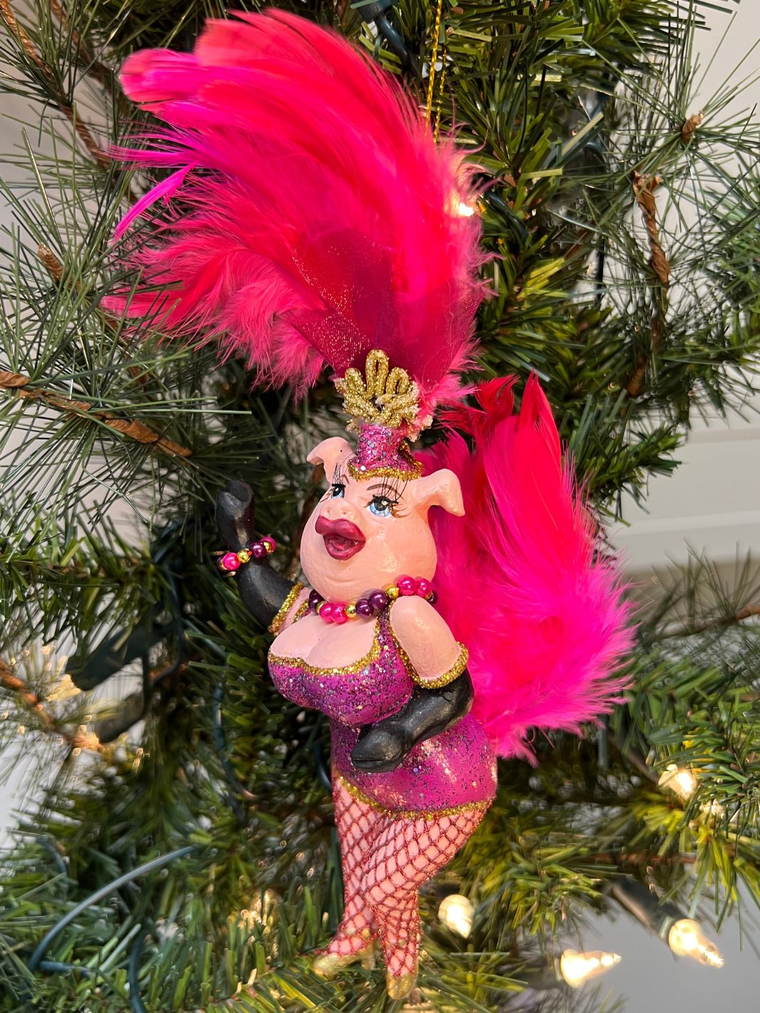 Lila Showgirl Schwein als Weihnachtsbaumanhänger von Goodwill.