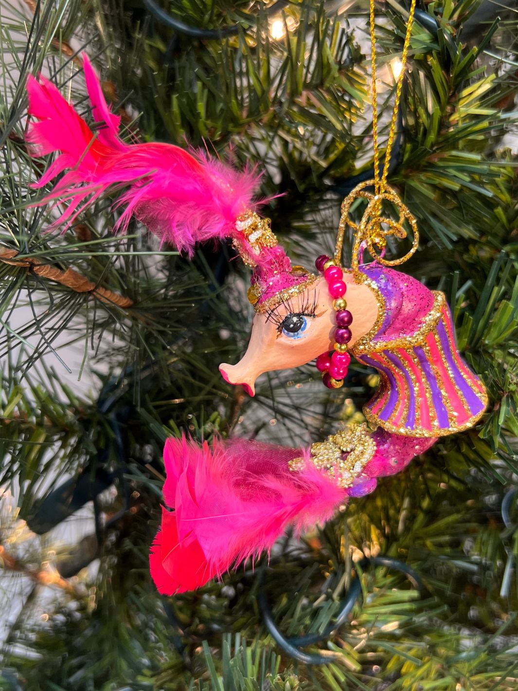 Lila Showgirl Shrimp als Weihnachtsbaumschmuck von Goodwill.