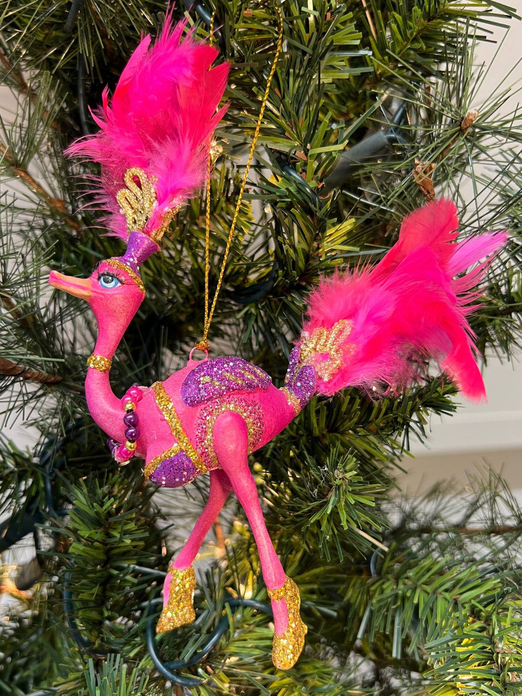 Pinker Strauß in lila Showgirl Outfit für den Weihnachtsbaum von Goodwill.