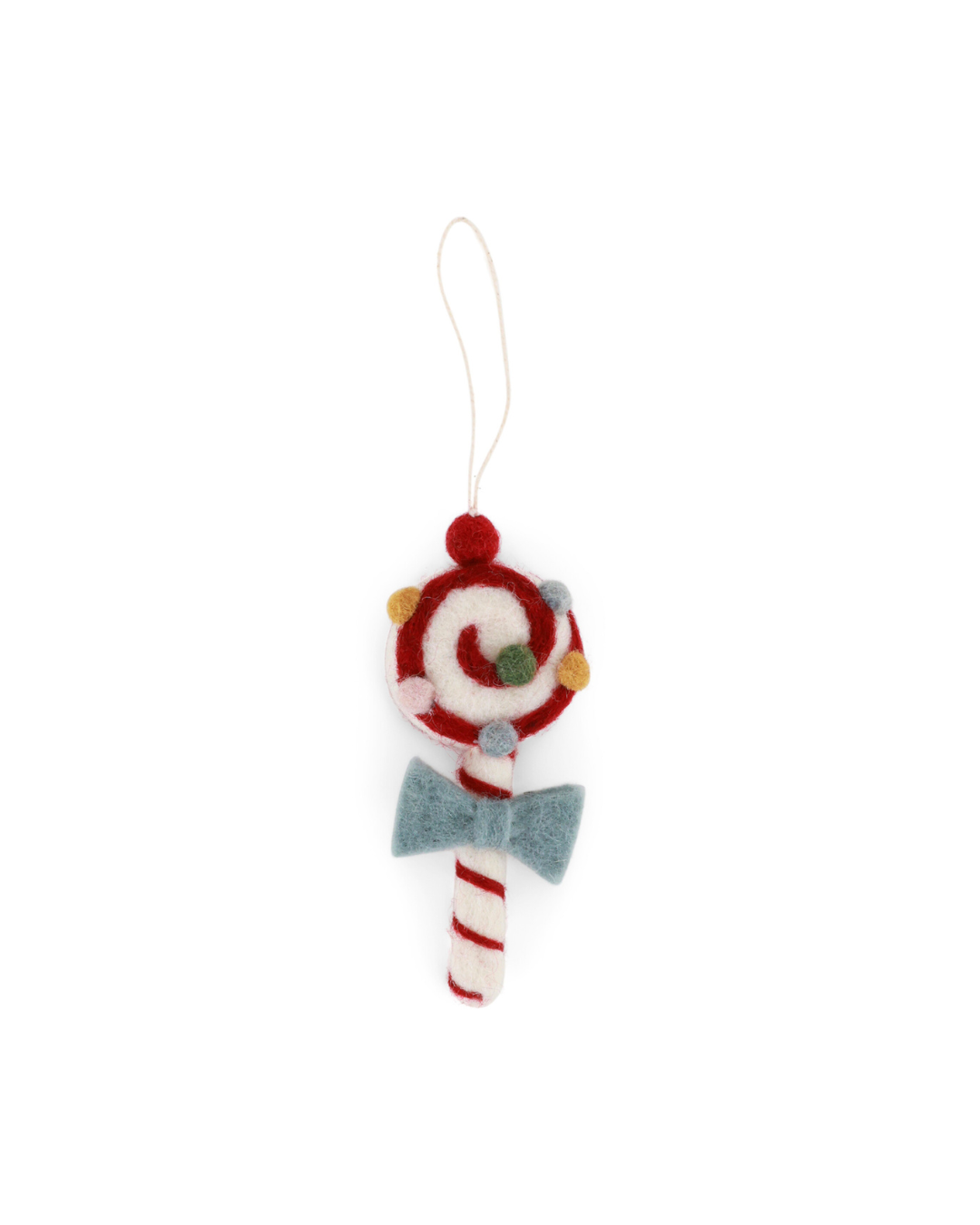 Handgefertigter Filzanhänger in Form eines Lutschers von Gry & Sif vor weißem Hintergrund. Der Lolli ist in Rot-Weiß mit Spiralmuster gestaltet, mit bunten Filzkügelchen verziert und trägt eine hellblaue Schleife am Stiel. Oben ist eine Schlaufe zum Aufhängen angebracht.