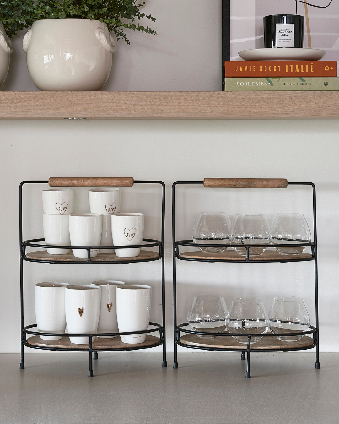 Eine Lower East Side Etagere von Rivièra Maison ist mit weißen Tassen und eine Weitere mit Gläsern in einer weißen Küche dekoriert. 
