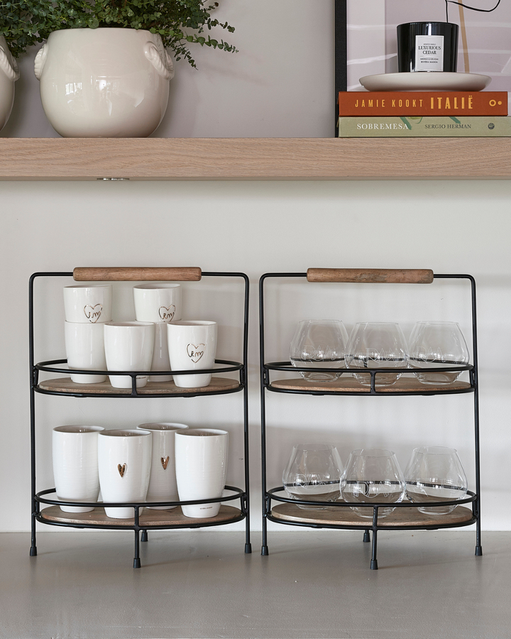 Eine Lower East Side Etagere von Rivièra Maison ist mit weißen Tassen und eine Weitere mit Gläsern in einer weißen Küche dekoriert. 