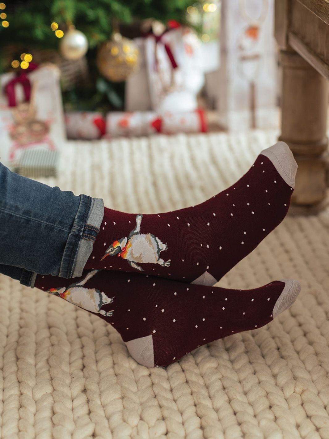 Männer Weihnachtssocken mit elegantem Pinguin-Motiv von Wrendale Designs