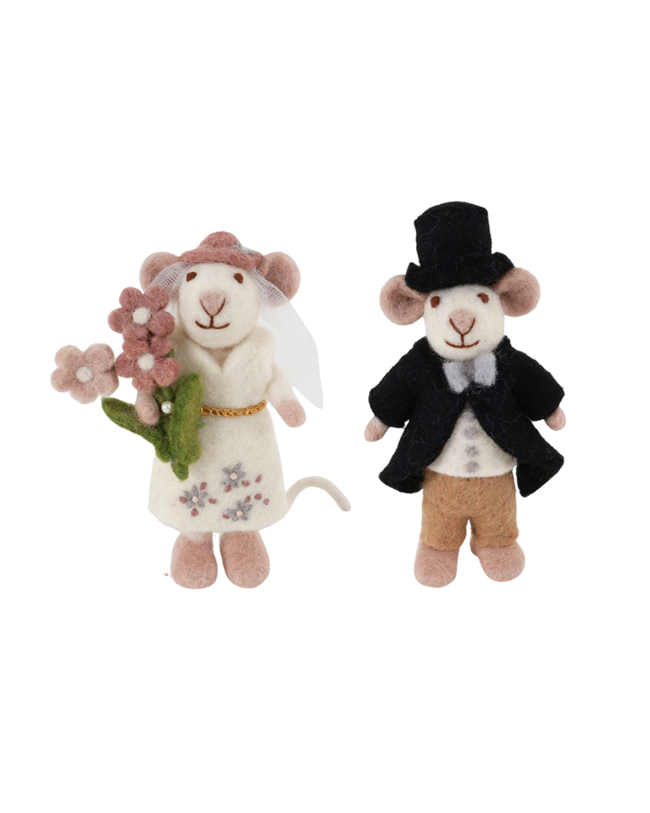 Abgebildet ist das Hochzeitspaar Maus als Filzanhänger von Gry & Sif in Weiß mit weißer Jacke und im Anzug mit Hut.