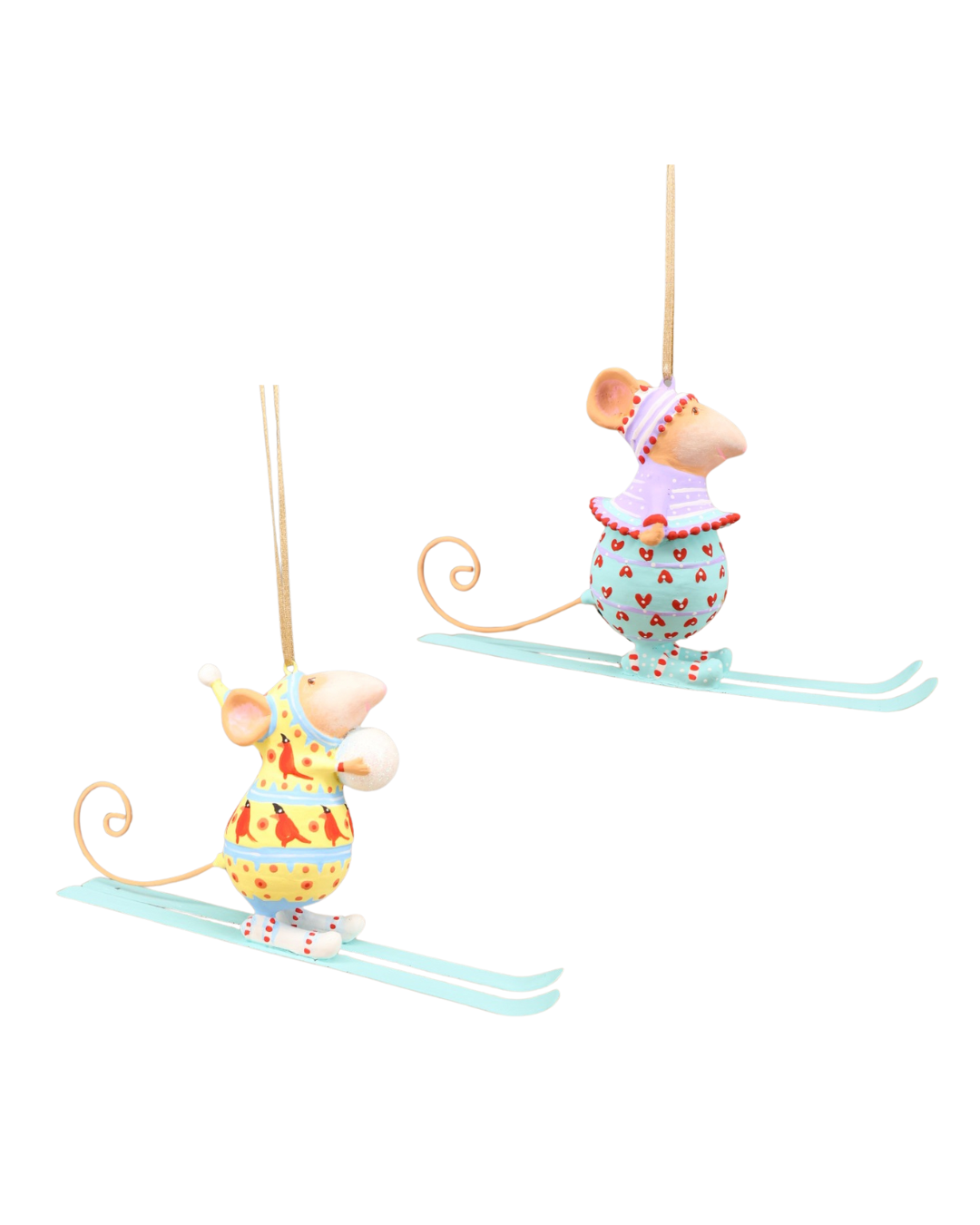 Setansicht der beiden Figuren Skiing Molly & Max Mouse von Patience Brewster, zwei handbemalte Mäuse auf hellblauen Skiern in bunten Winteroutfits.