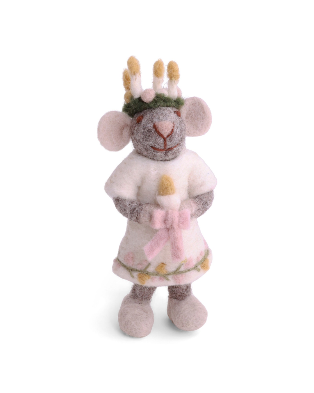 süße heilige Filzmaus "Lucia" von Gry & Sif vor weißen Hintergrund. Die Maus ist grau mit einem weißen blumigen Oberteil, einer pinken Schleife und floralen Details. 
