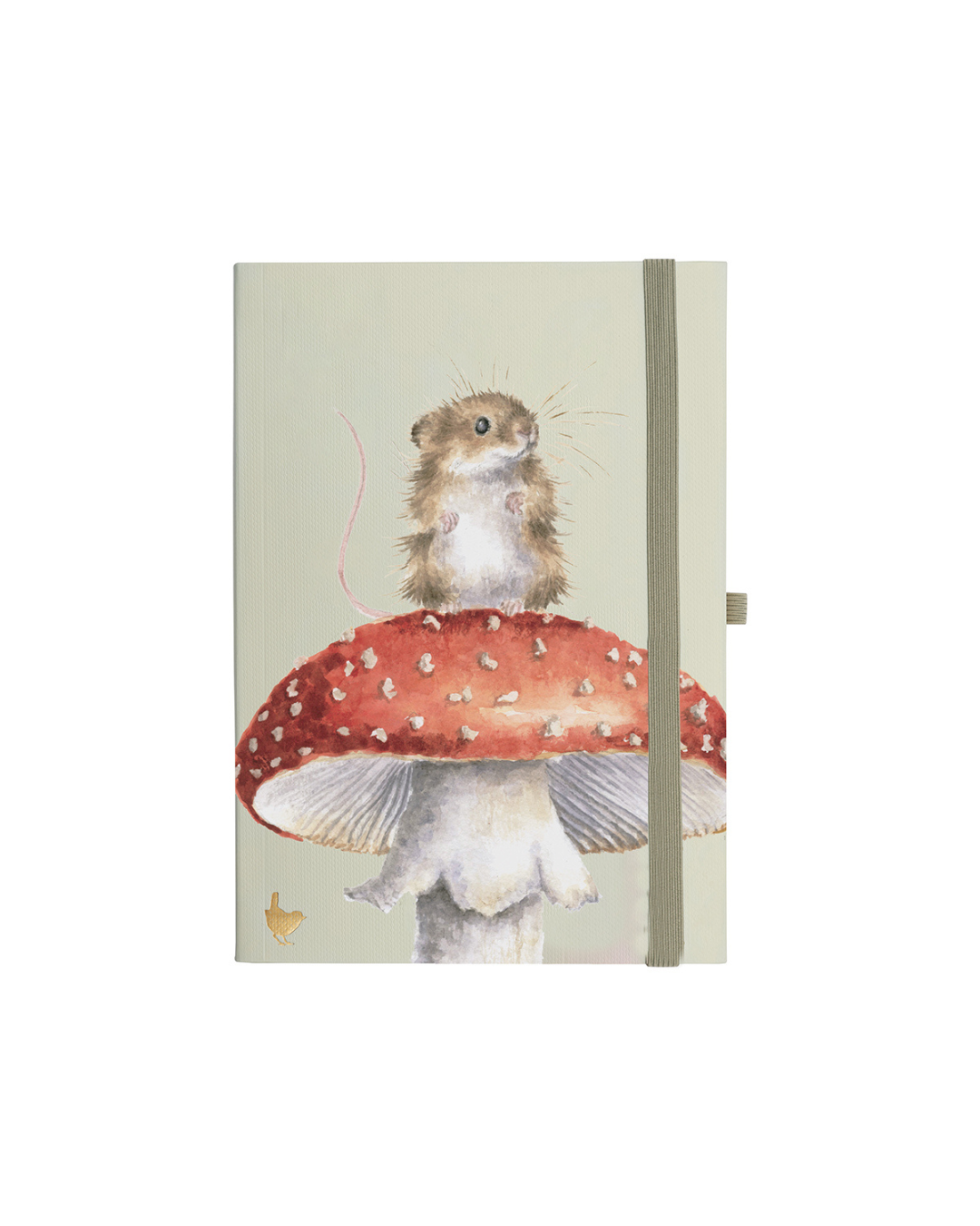 A5-Notizbuch „Maus“ aus der Signature Stationery Kollektion von Wrendale Designs vor weißem Hintergrund. Illustration von Hannah Dale mit Maus auf rotem Fliegenpilz, grünem Gummiband, goldfarbenem Zaunkönig in der Ecke und goldfarbenem Seitenschnitt.