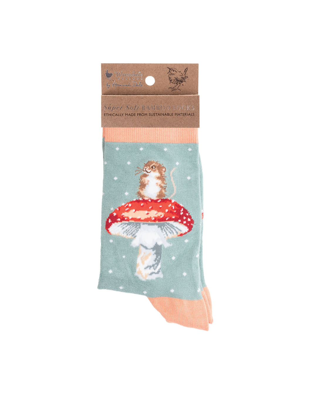Orange-türkise Socken mit einer Maus auf einem Fliegenpilz als Motiv von Wrendale Designs mit der braunen Verpackung vor weißem Hintergrund.