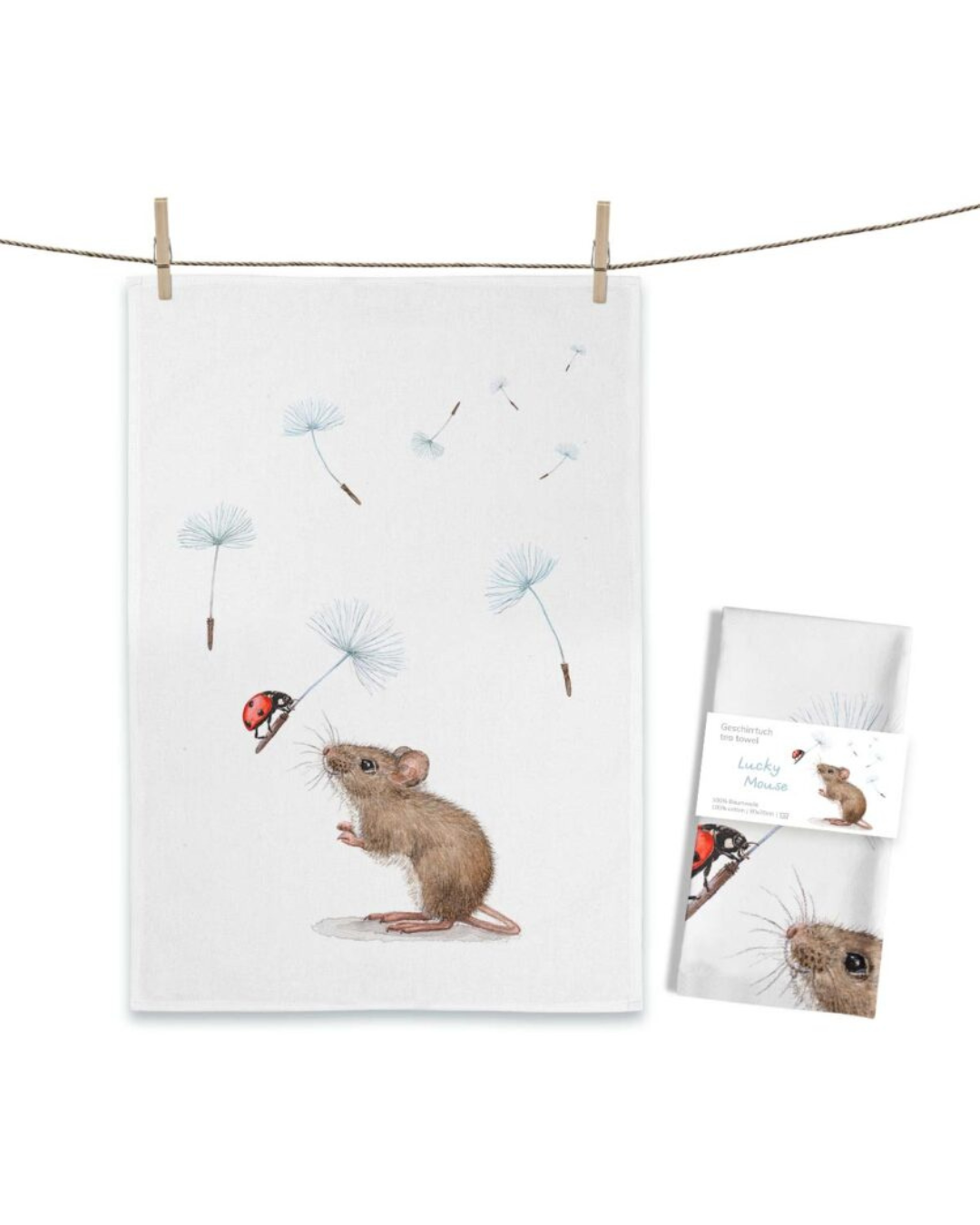 Maus Geschirrtuch Lucky Mouse von Maluu mit gezeichneter Maus, Löwenzahnsamen und Marienkäfer auf weißem Küchentuch aufgehängt an Leine