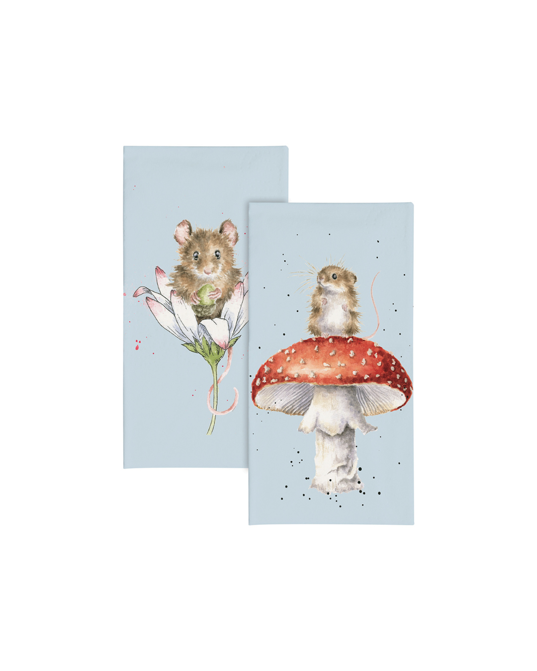 Maus Taschentücher von Wrendale Designs mit einer Maus in einer weißen Blüte auf der Vorderseite und einer Maus auf einem roten Fliegenpilz auf der Rückseite – beide auf hellblauem Hintergrund. Die Taschentücher sind vor weißem Hintergrund dargestellt.